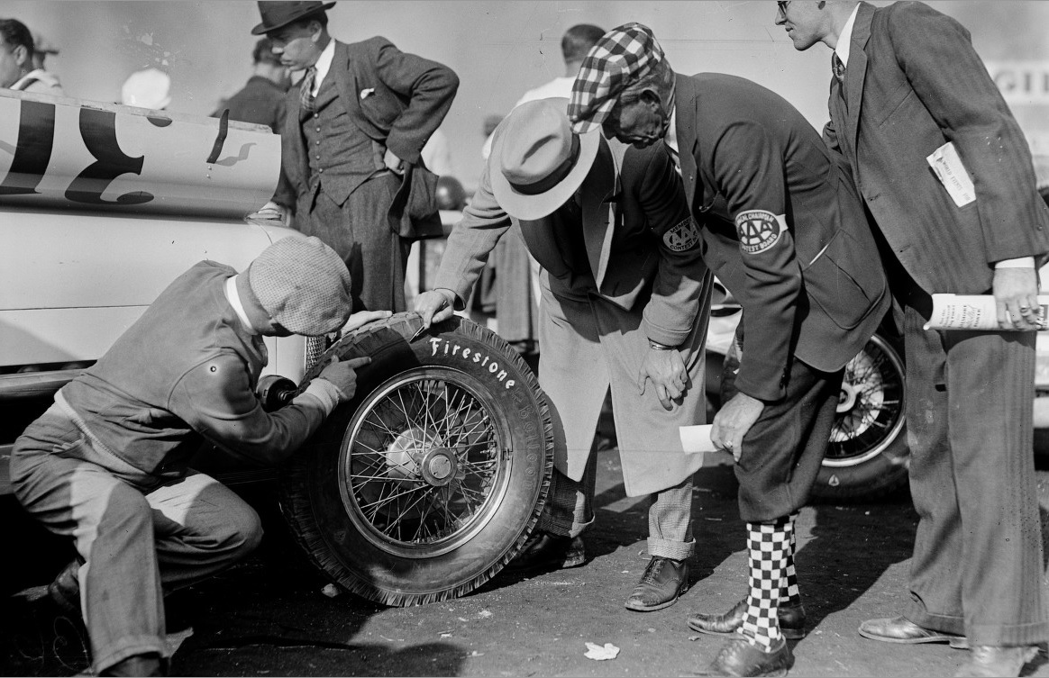 1934 Mines Field Men in the pit check the tire of two man car number 31.jpg