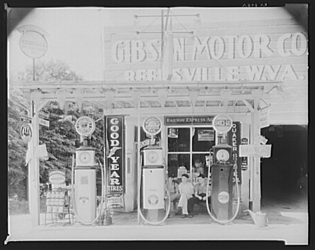 1935 Gas Station West Virginia.jpg