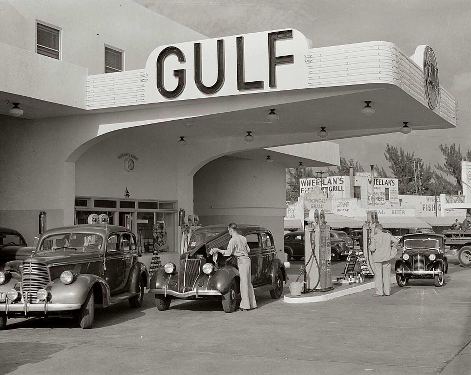 1940s-GULF-GAS-STATION-Old-Cars-PHOTO.jpg