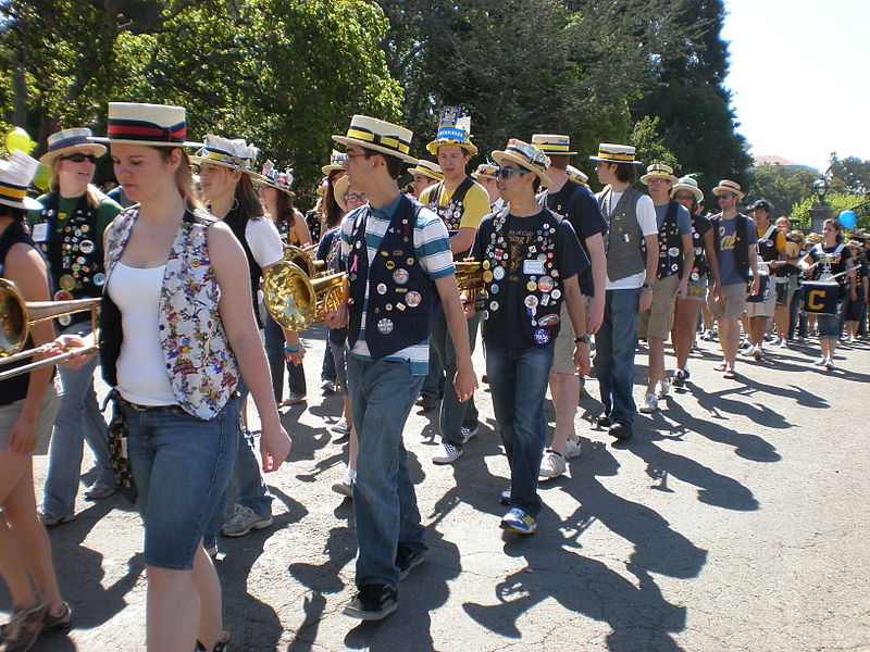 800px-Straw_Hat_Band_at_Cal_Day_2009_5.jpg
