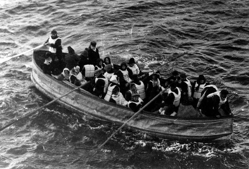 800px-Titanic_lifeboat.jpg