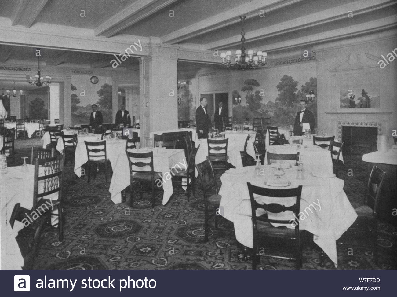 breakfast-room-roosevelt-hotel-new-york-city-1924-artist-unknown-W7F7DD.jpg