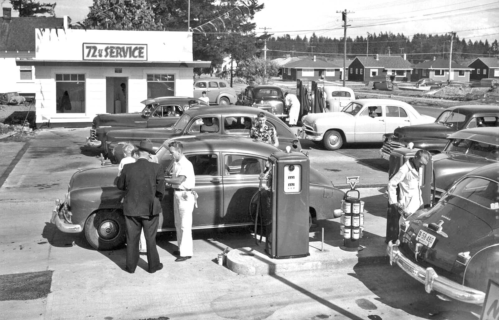 Conoco-Servive-Station-1950s-Cars.jpg