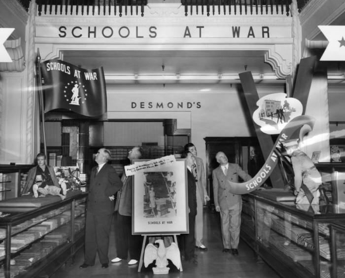 Desmonds_Broadway_1943_Interior.jpg