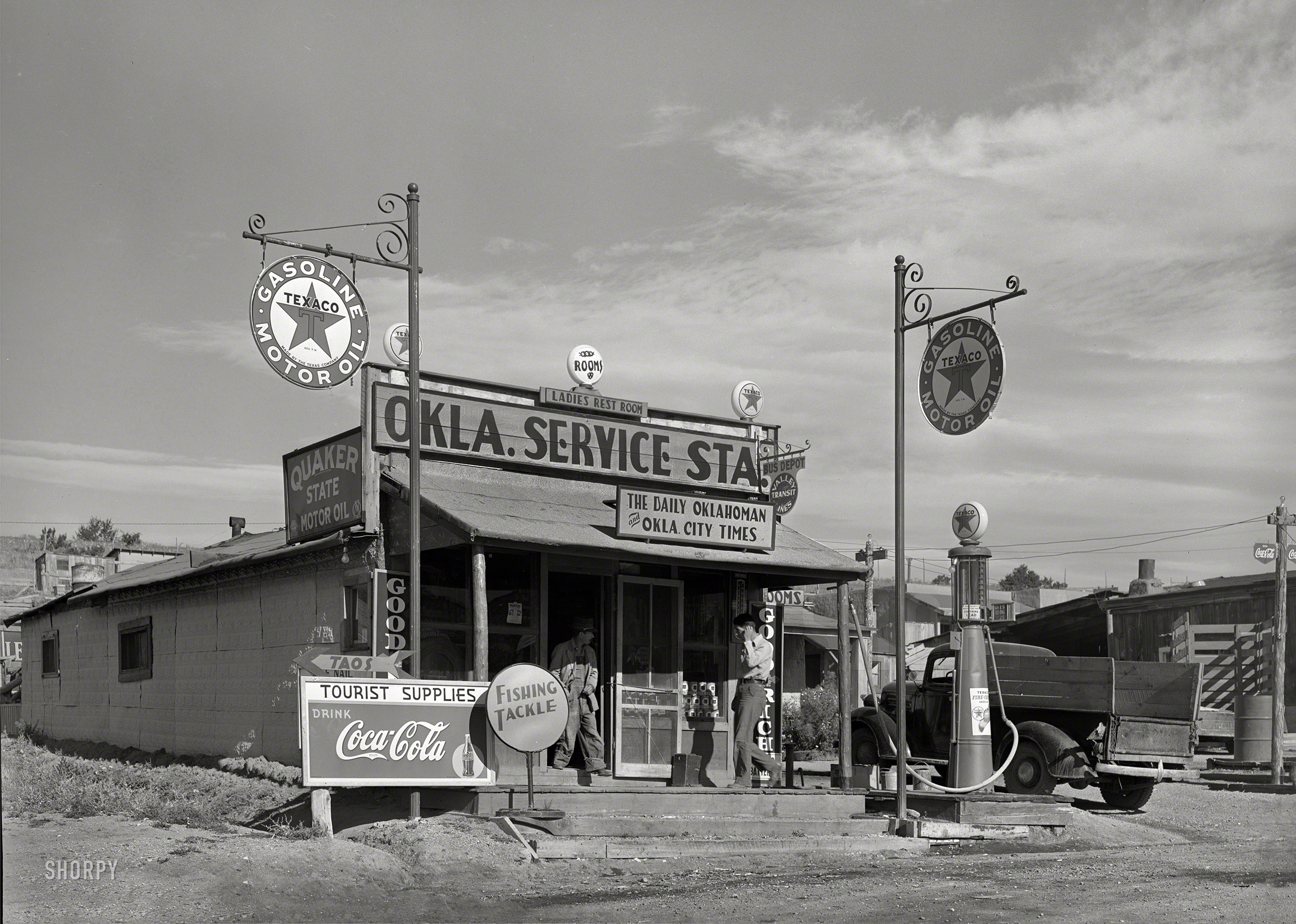 old-gas-stations-page-175-the-fedora-lounge
