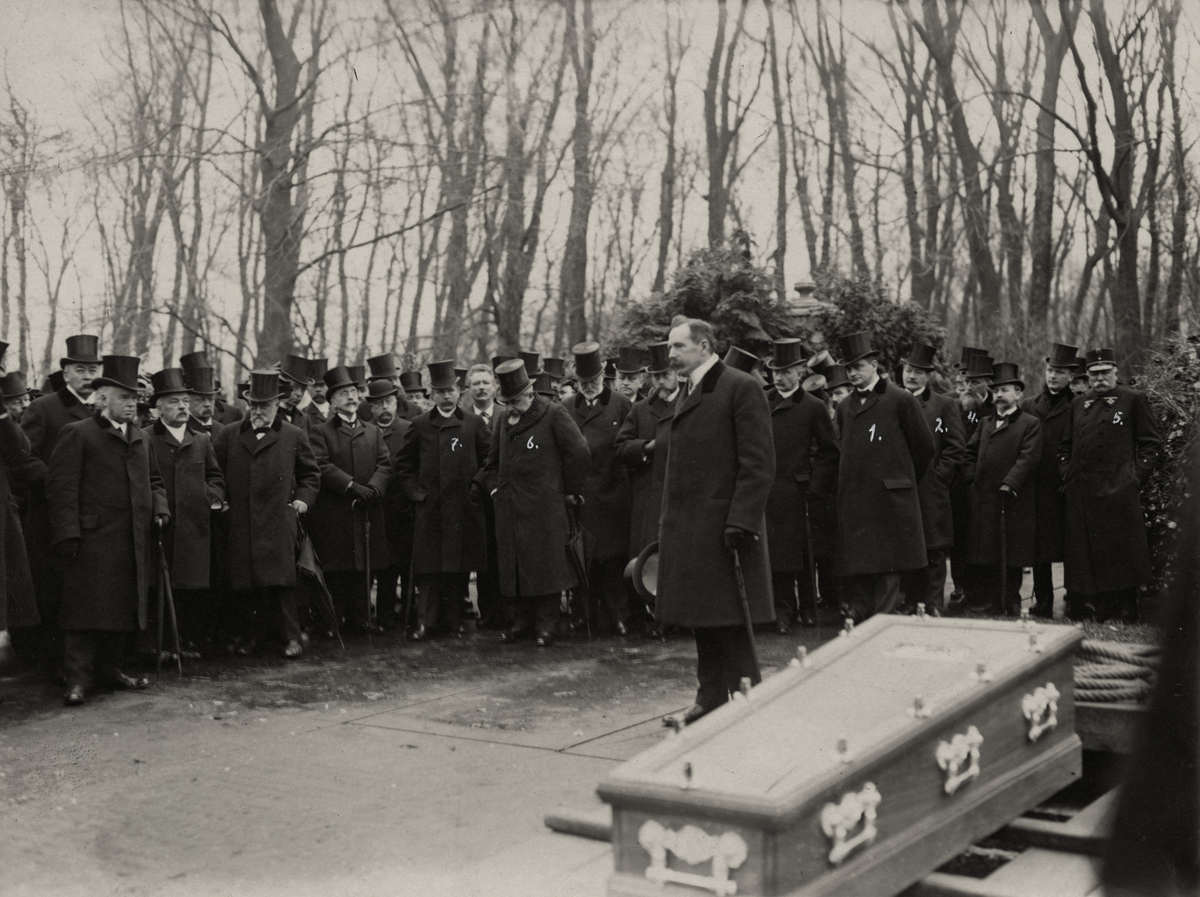 funeral attendence 1911.jpeg