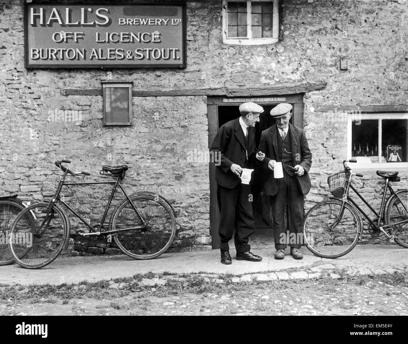 halls-brewery-off-licence-burton-ales-stout-in-bucknell-oxford-the-EM5E4Y.jpg