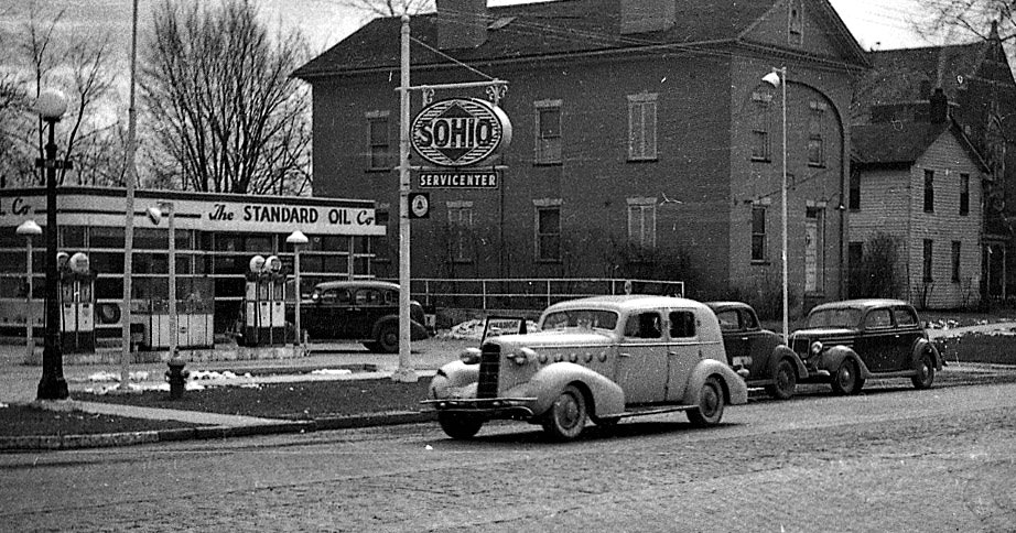 LaSalle_1934_Sedan_in_Worthington,_Ohio,_by_Sohio_Gas_Station_in_1939.jpg