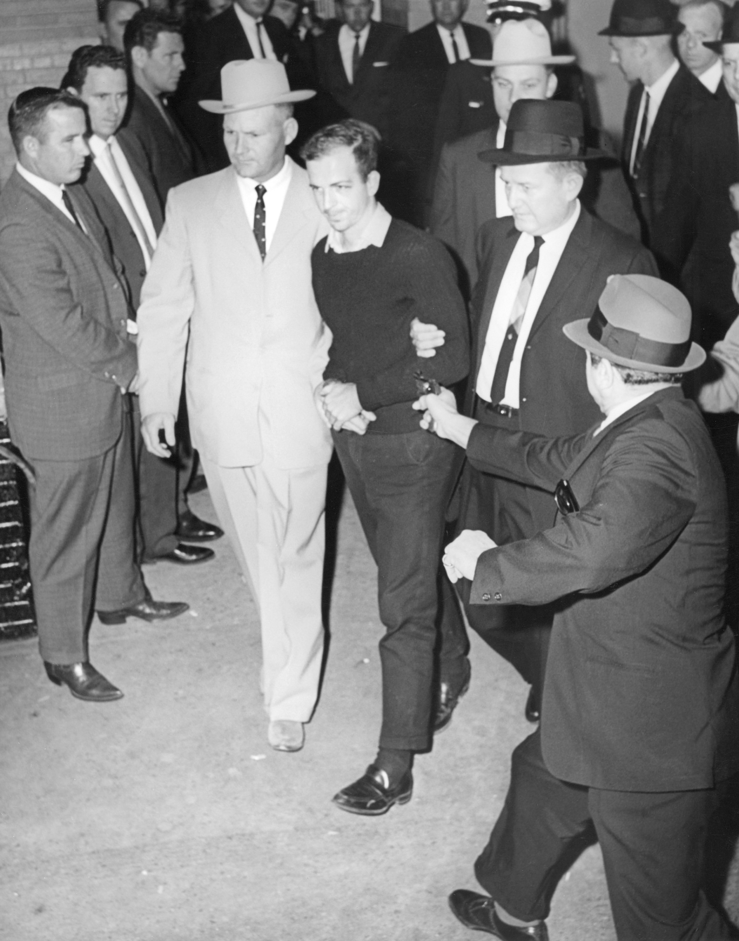 Lee_Harvey_Oswald_being_shot_by_Jack_Ruby_as_Oswald_is_being_moved_by_police,_1963.jpg