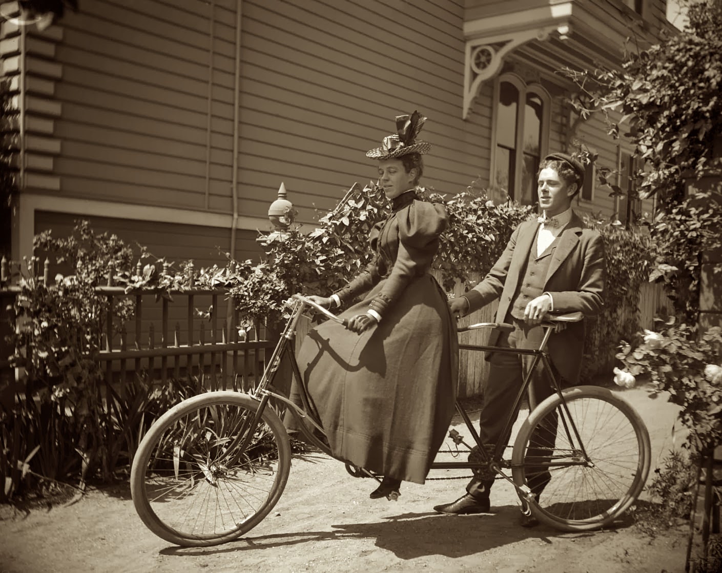 Man and woman with tandem bicycle.jpg