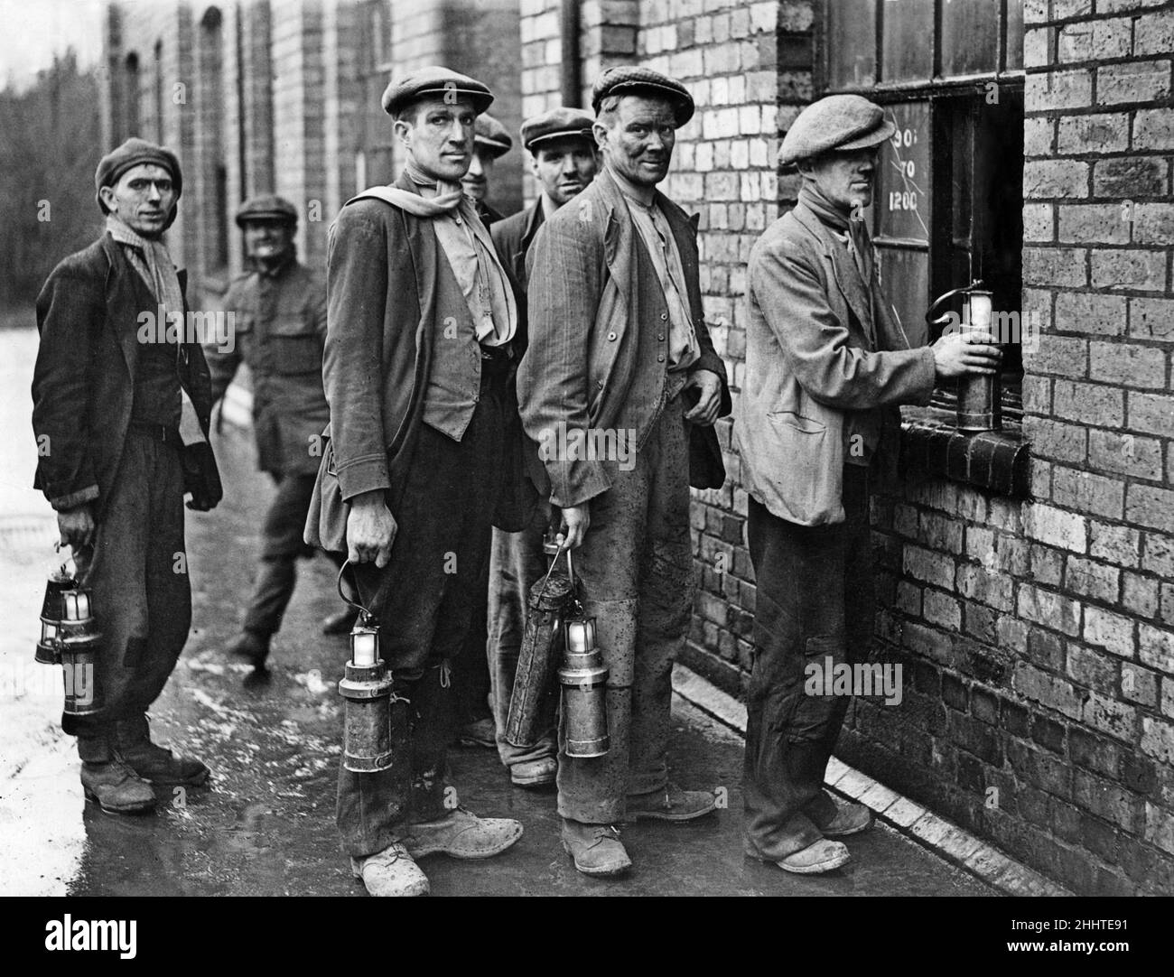 miners-at-the-cannock-wood-pit-handing-in-their-davy-lamps-and-lanterns-at-the-end-of-their-sh...jpg