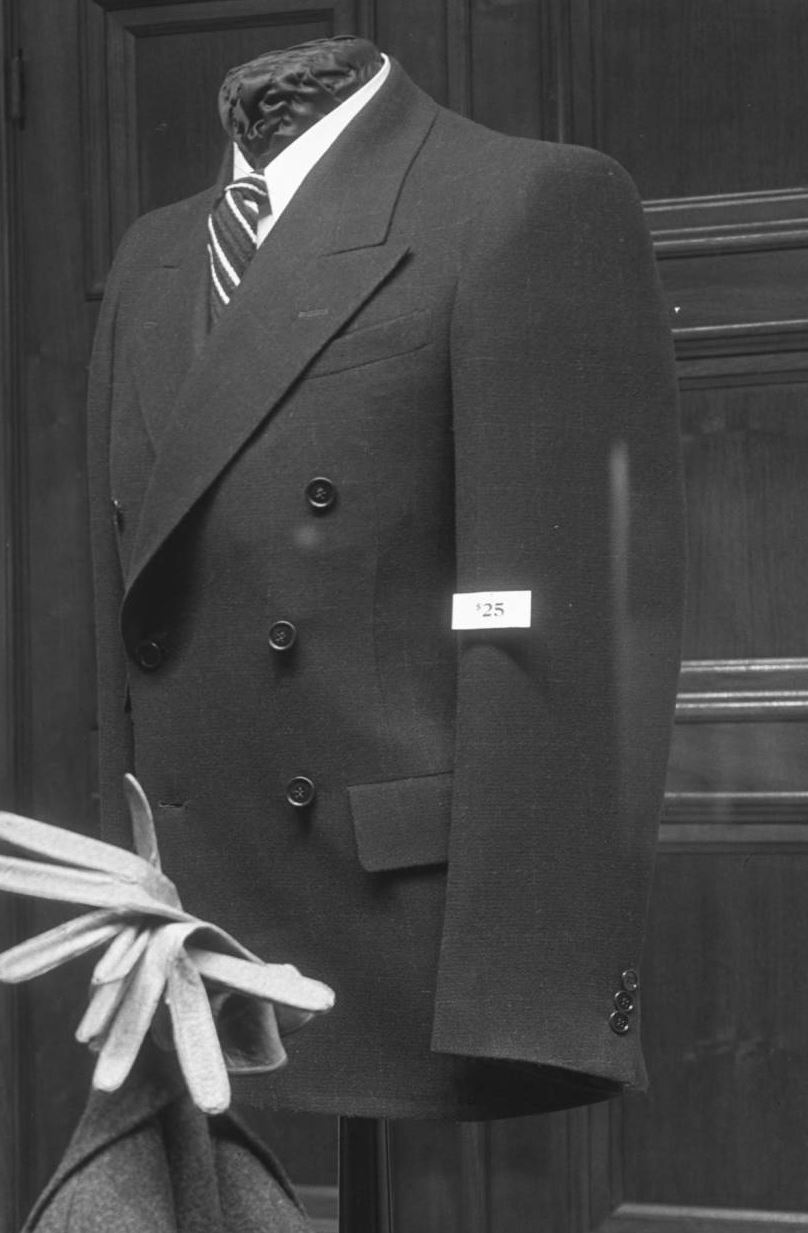 suits_window_1935_zoom2.JPG
