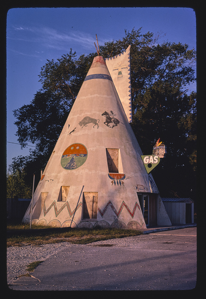 Teepee-gas-station-Route-40-1980.jpg