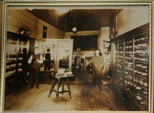 The_Hatterie_Akron_Howard_Interior_1908.jpg