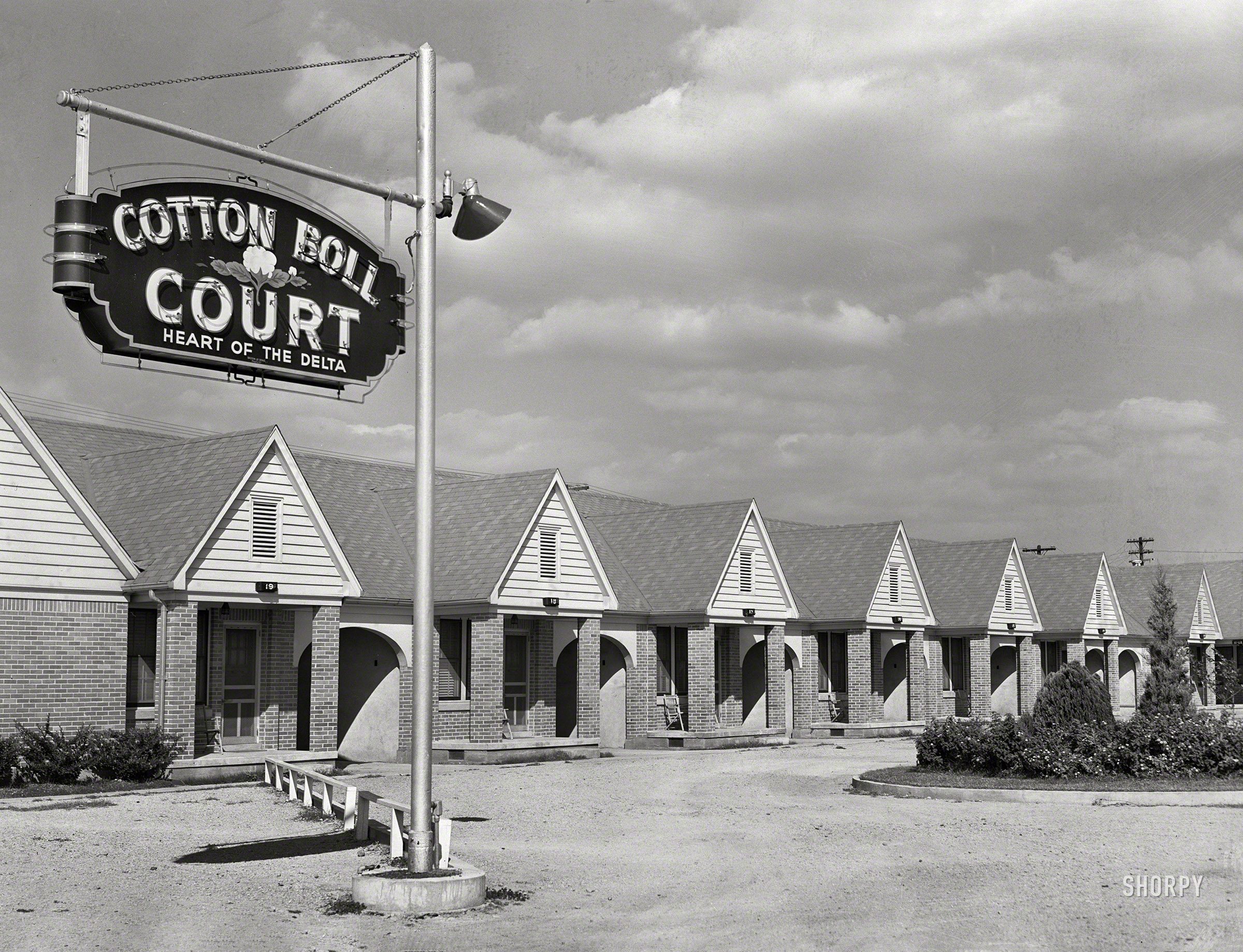 Tourist court in Clarksdale, Mississippi Delta. 1939.jpg