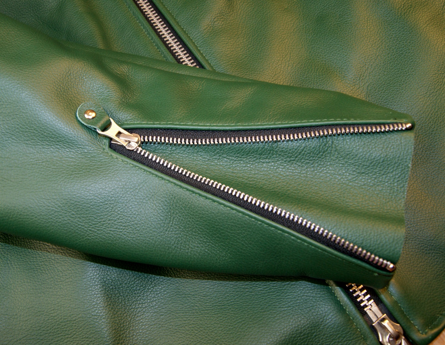 Vanson British Racing Green Model D sleeve zip.jpg