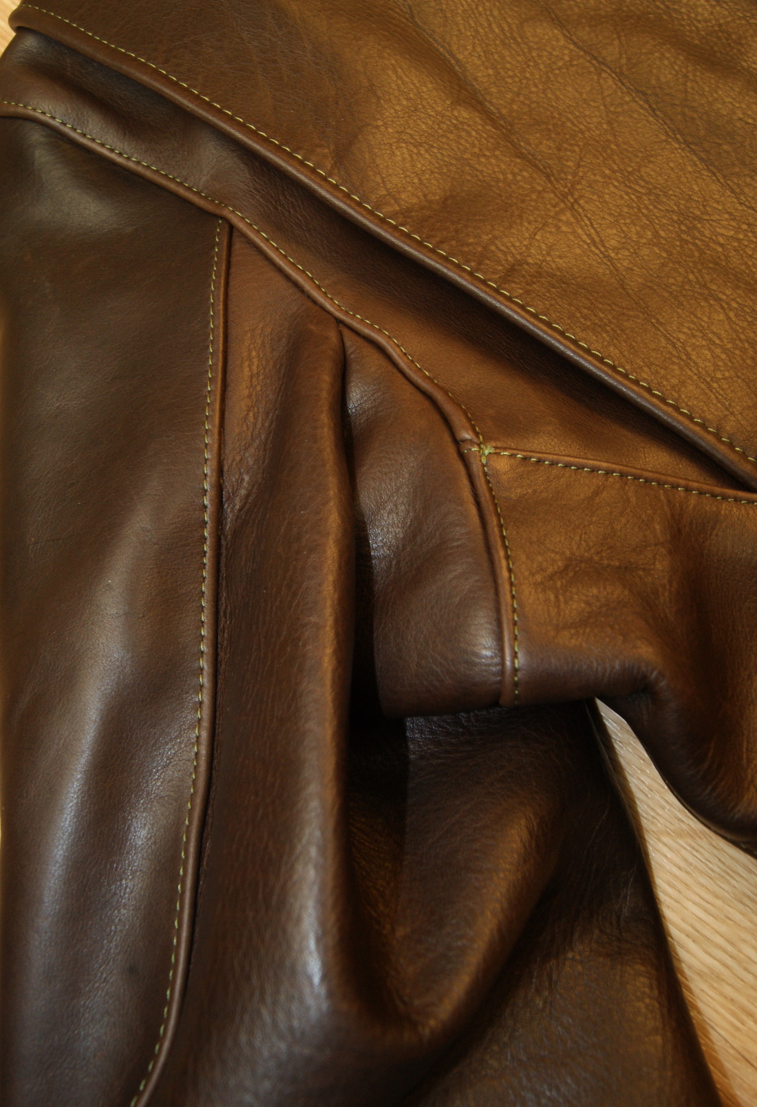 Vanson Oxford Whidley leather sleeve grain.jpg