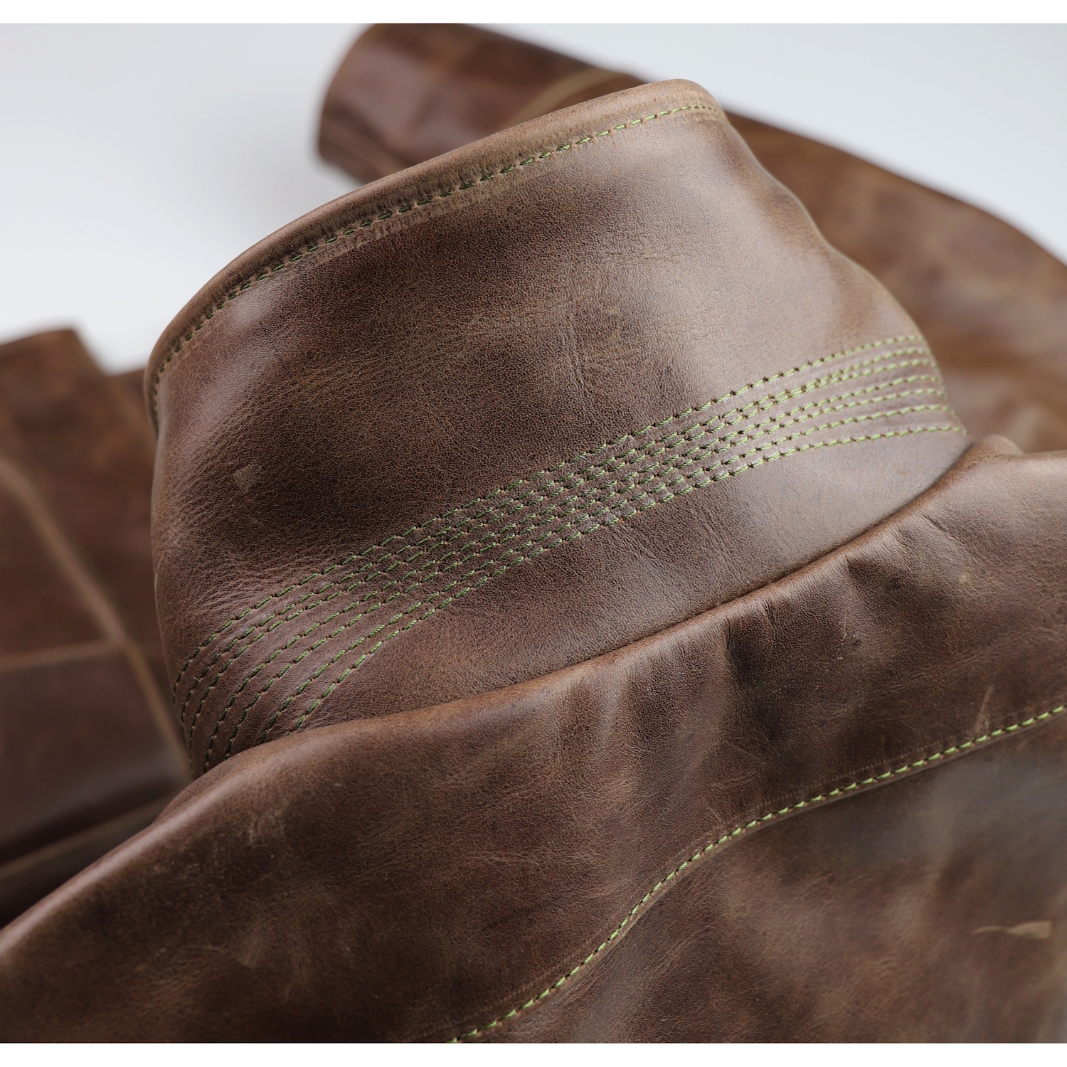 Vanson Woodway Brandy Roma 44Y collar stitching IG square.jpg