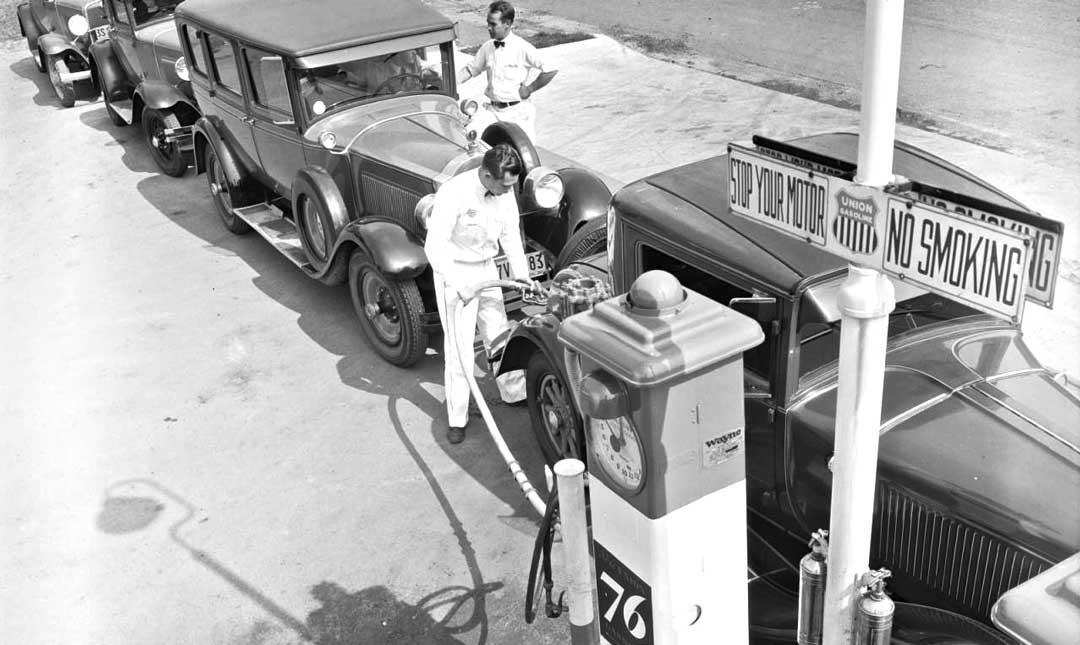 Vintage-1932-Union-76-and-Unoco-Gas-Station-Los-Angeles-1.jpg