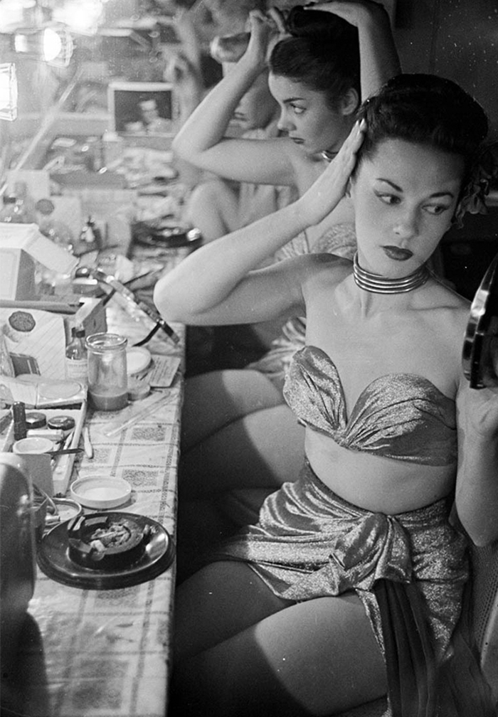 woman showgirl_vintage-photographs-new-york-street-life-stanley-kubrick-42-59a955ce941a4__700.jpg