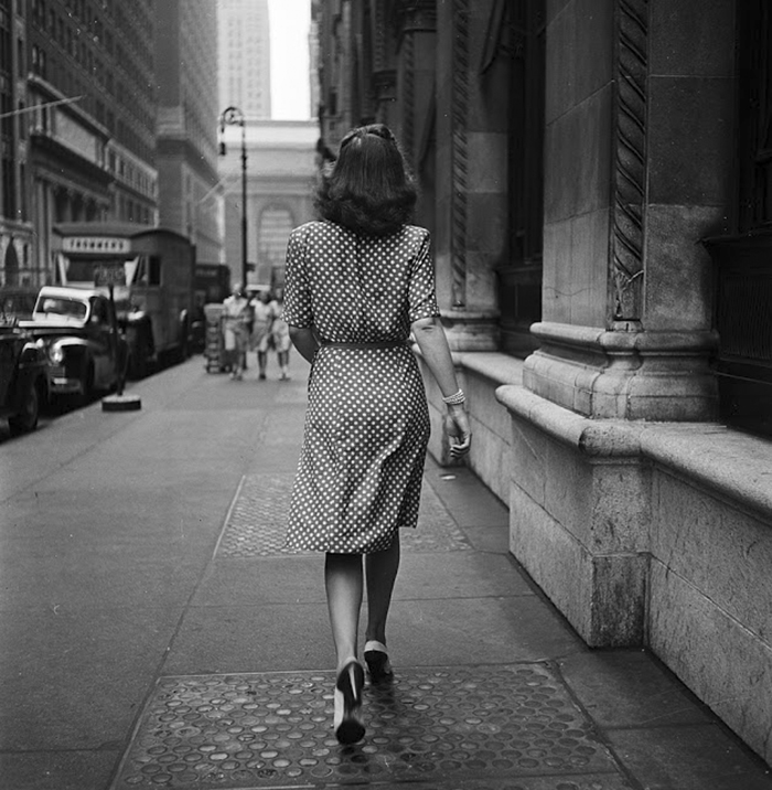 woman_vintage-photographs-new-york-street-life-stanley-kubrick-15-59a91d091386d__700.jpg