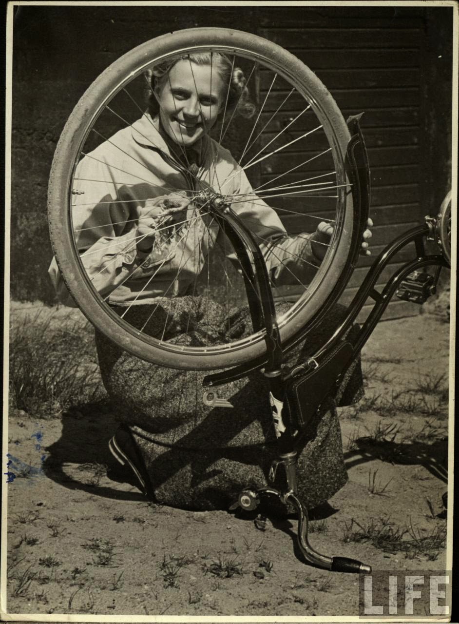 Women with Their Bicycles (19).jpg