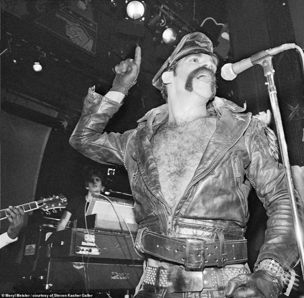 Glenn Hughes performing at Xenon in June 1978.jpg