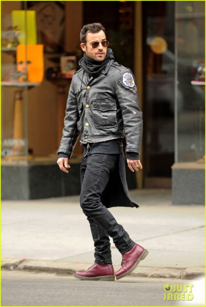 justin-theroux-stays-warm-in-chicago-police-03.jpg