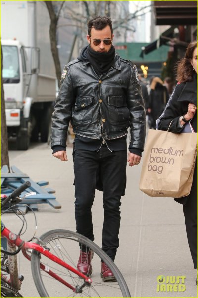 justin-theroux-stays-warm-in-chicago-police-04.jpg