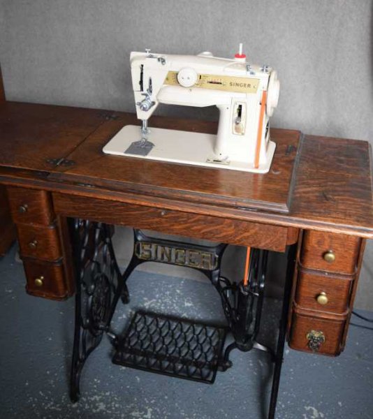 singer-411g-in-treadle-stand.jpg