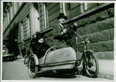 Bike_with_a_side_car_(Between_1940_and_1945)_(9268327598).jpg