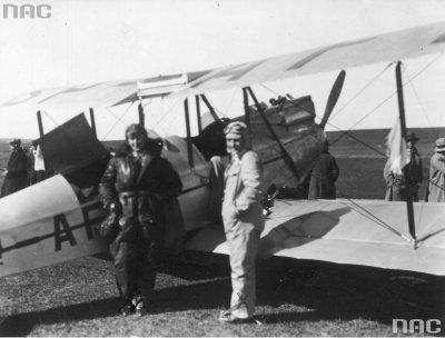 Uczestniczki rajdu Danuta Sikorzanka z lewej i Maria Wardasówna przy samolocie na tarnopolskim l.jpg