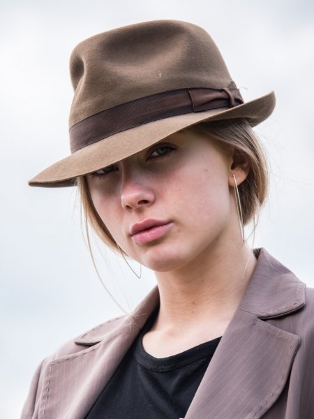 Lea-2019-05-Anzug-Hut-148-WEB-XL.jpg Lea-2019-05-Anzug-Hut-148-WEB-XL.jpg