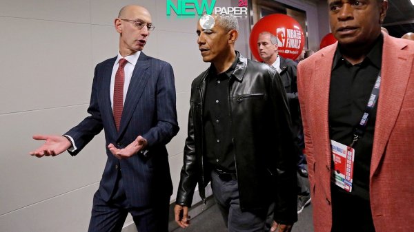 xbarack-obama-raptors-golden-state-warriors-playoffs-game-gq.jpg.pagespeed.ic.cswF3xOfto.jpg