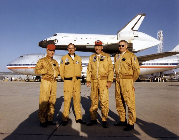 1280px-Shuttle_Carrier_Aircraft_crew_in_front_of_SCA_and_Columbia.jpg