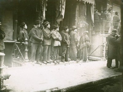 1900 police raid in chinatown .jpg