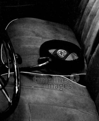 stock-und-baskenmütze-von-ernst-reuter-in-seinem-auto-in-berlin-1953_00206387_p.jpg