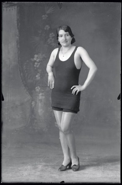martin chambi girl in bathing suit 1932.jpg