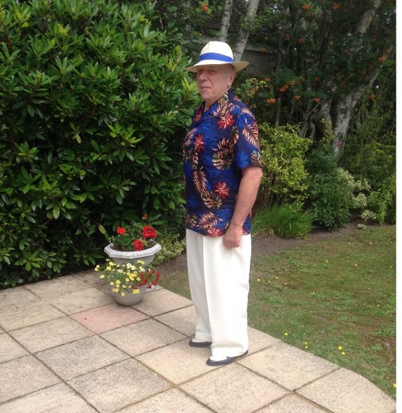blue aloha shirt cream trousers 003.JPG blue aloha shirt cream trousers 003.JPG