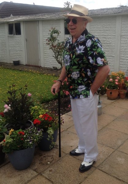 aloha shirt and spectators 003.JPG