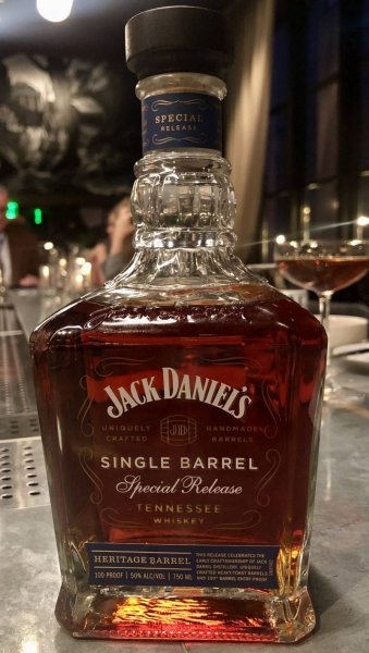 Jack-Daniels-Heritage-Barrel-800x1412.jpg