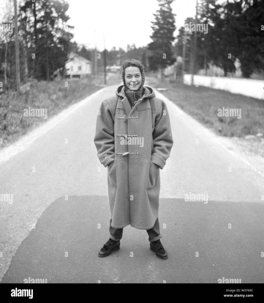 young-woman-wears-1950s-duffel-coat-sweden-1952-kristoffersson-ref-bh88-11-W3769C.jpg