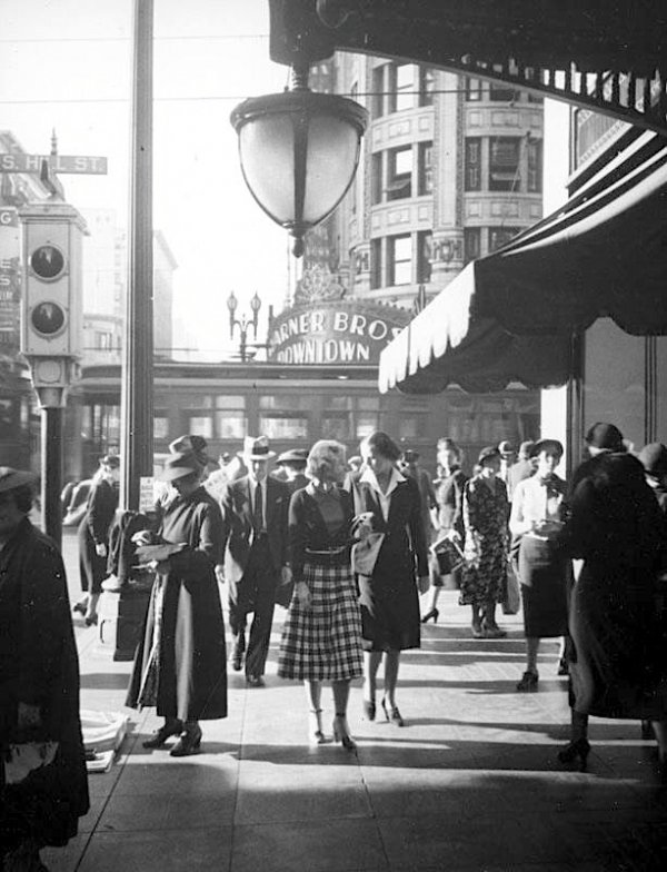 1937-outside-Bullocks-Downtown-at-7th-St-looking-north-towards-Hill.jpg