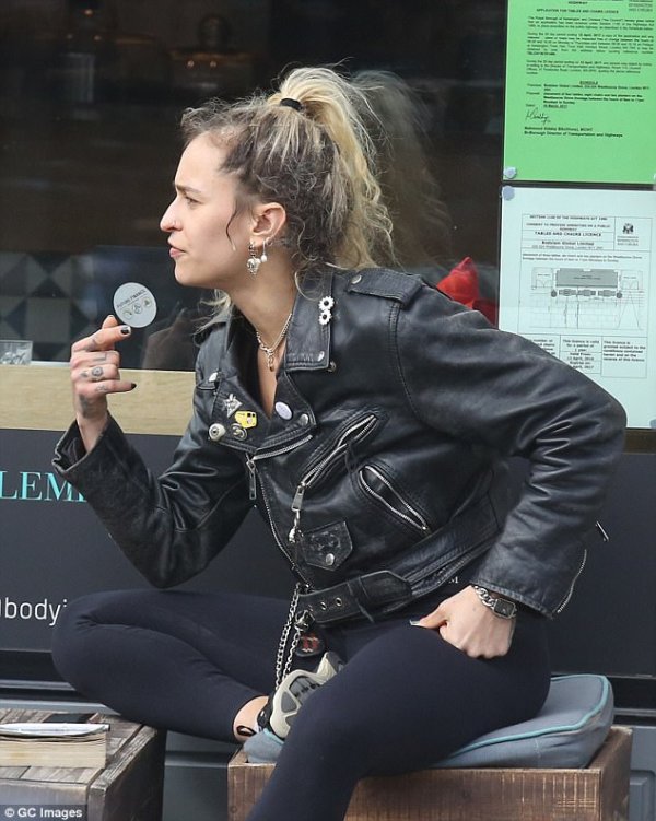 3ED0D00000000578-4369460-Silver_fan_Alice_29_accessorised_her_look_with_plenty_of_silver_-a-2_...jpg