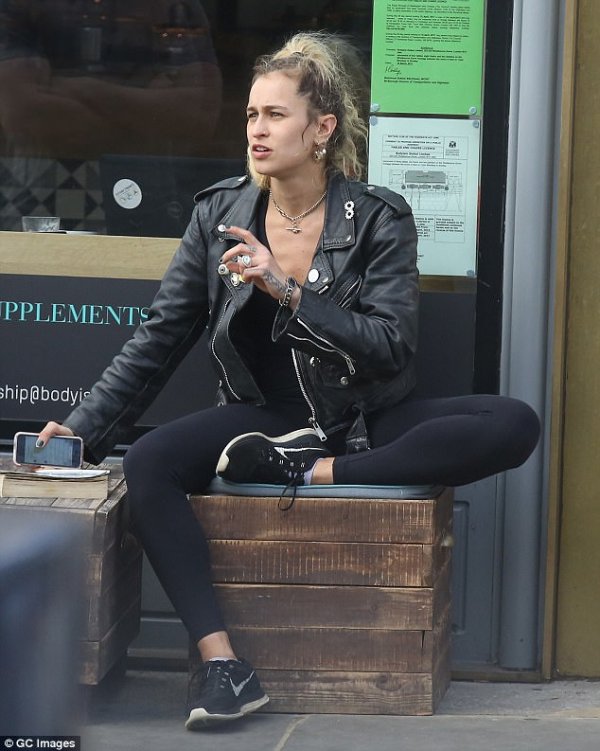 3ED0D03500000578-4369460-Rock_chick_Alice_Dellal_wore_a_leather_jacket_and_tight_gym_legg-a-1_...jpg