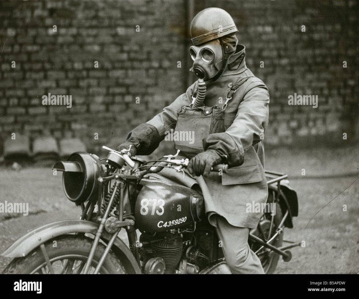 army-despatch-rider-august-1941-riding-motorbike-wearing-gas-mask-B5APDW.jpg