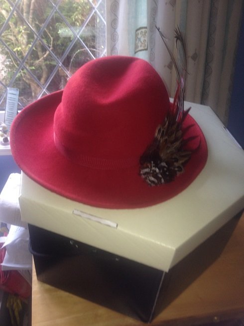 Tina's (new) red hat 006.JPG