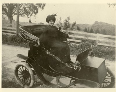 Edith-Wilson-and-her-electric-car.jpg