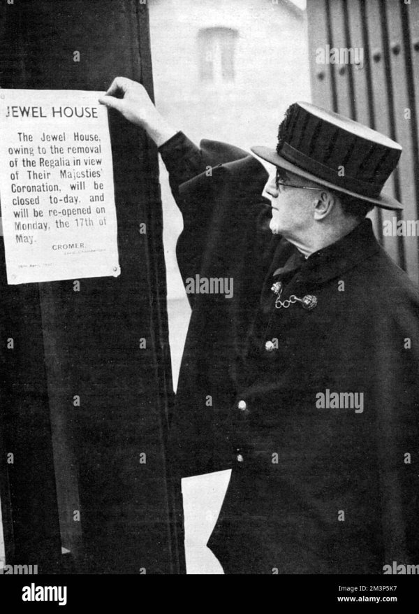 yeoman-warder-closing-jewel-house-at-tower-of-london-during-1937-coronatio-2M3P5K7.jpg