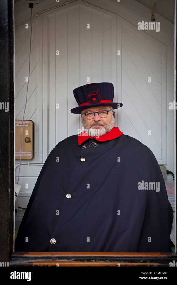yeomen-warder-of-her-majestys-royal-palace-and-fortress-the-tower-of-london-2BM4XA2.jpg
